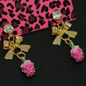 Pretty! Crystal/Enamel Strawberry Earrings 💍🍓💎